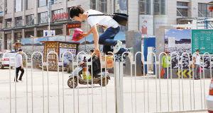 小伙翻越围栏吃瓜,小伙翻越围栏的“吃瓜”奇遇